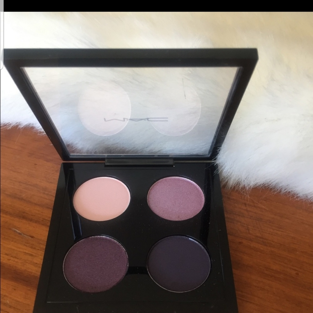 Mac . eyeshadow palette